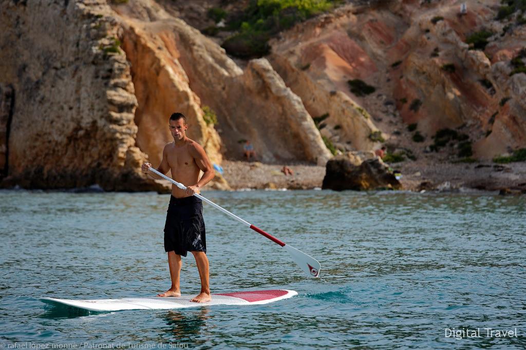 Paddle surf davant la cala Penya Tallada.  Activitats nutiques. Salou, Tarragona, Tarragons