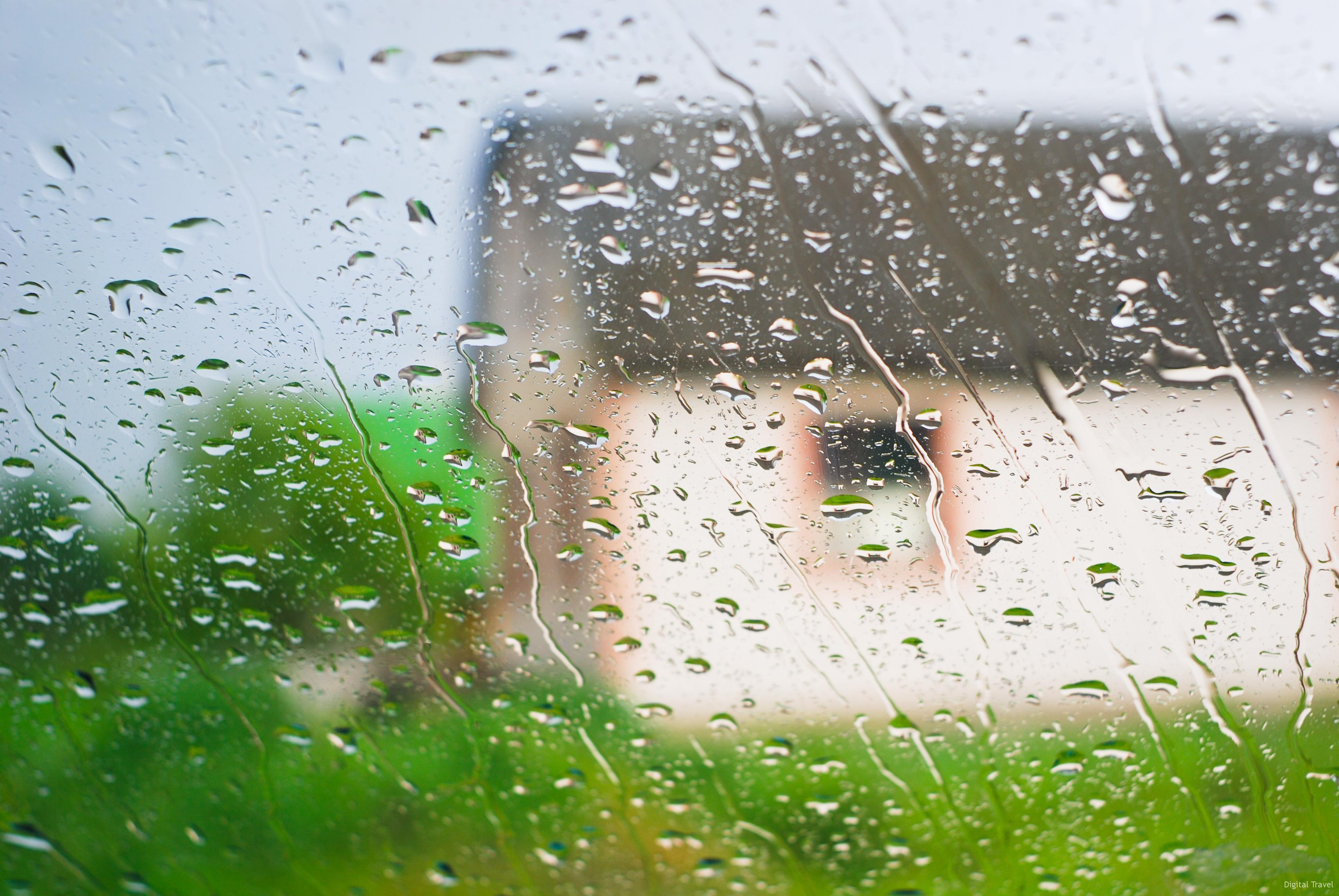 В окна стучали крупные дождевые капли. Летний дождь за окном. Белое окно с дождем. Дождь за стеклом. Крыша дождь.