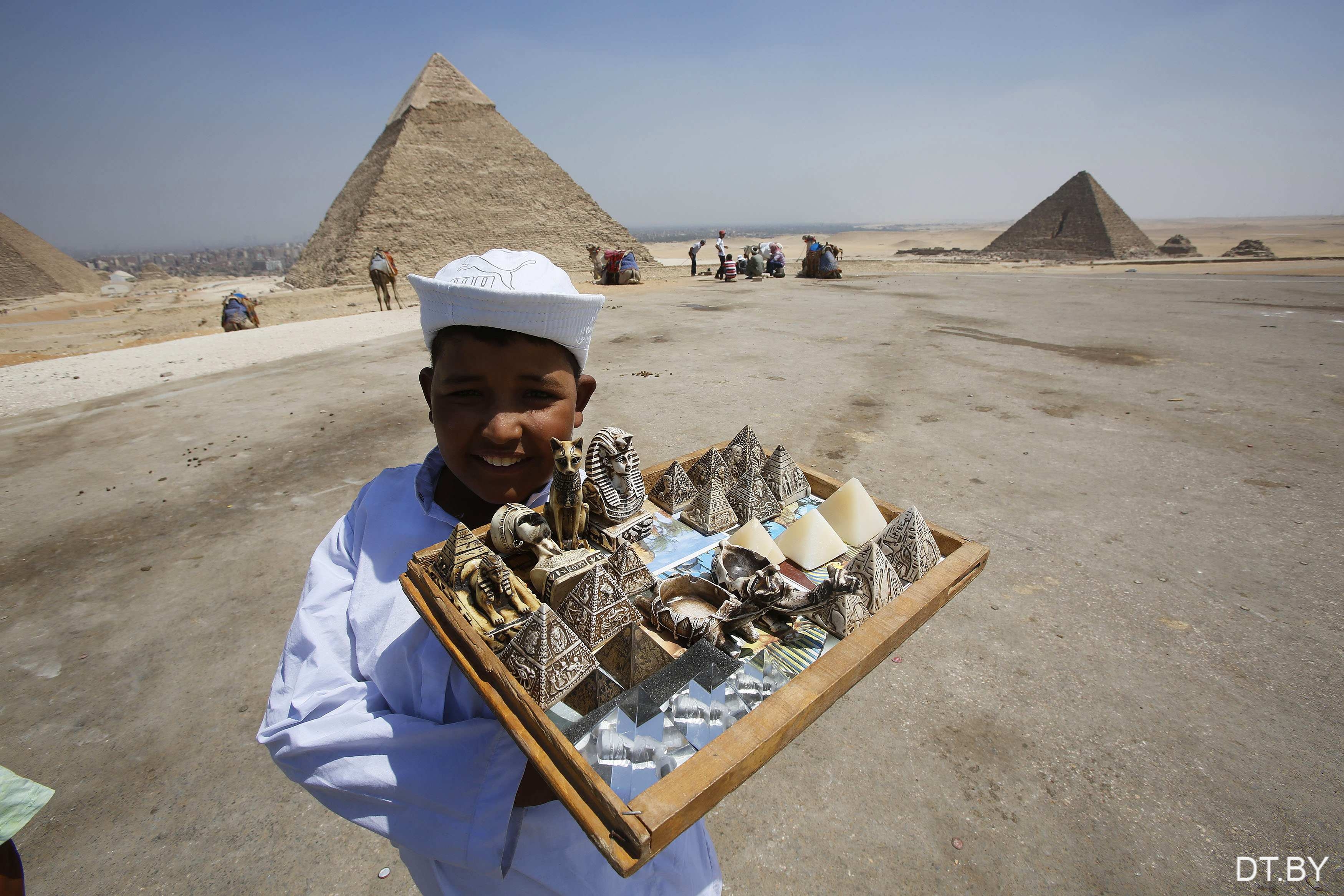 Закрыт ли египет. Пирамида Хеопса туристы. Пирамиды Хеопса Египет туристы. Туристы Каир пирамиды. Египтяне современные.